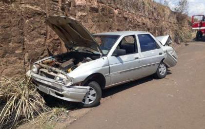 Homem ferido ao bater em barreira de concreto