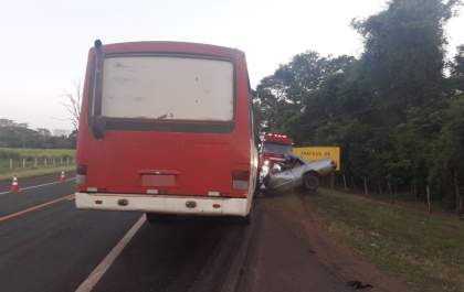 Homem morre após bater carro de frente com ônibus