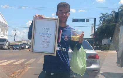 Para realizar sonho de ser empresário, jovem vende doces no farol em TL