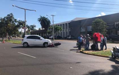 Carro bate em Biz em cruzamento na Brasília