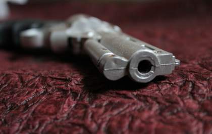 Jovem rouba celulares com arma de brinquedo e é preso
