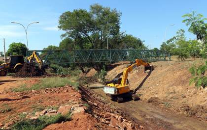 Prefeitura de Três Lagoas realiza a&nbsp; limpeza no Córrego da Onça