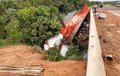 Motorista fica ferido após tombamento de carreta entre Três Lagoas e Brasilândia