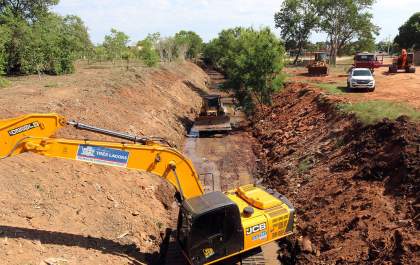 Prefeitura faz limpeza no Córrego da Onça em Três Lagoas