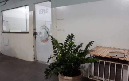 Homem descobre que mulher gastou R$ 1, 8 mil, não pagou as contas e tenta agredi-la