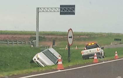 Motorista cai com carro no canteiro de rodovia
