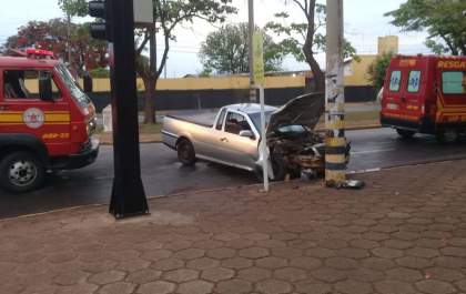 Motorista perde controle de carro e colide contra poste de energia