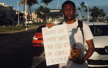 Empreendedorismo na veia: sonho de abrir empresa impulsiona jovem de 16 anos a vender doce na rua