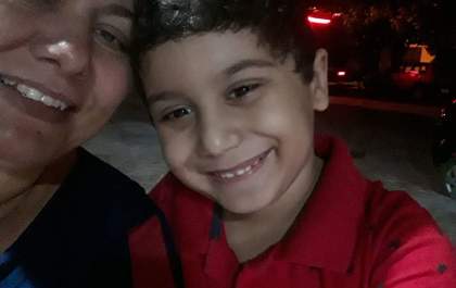 Mãe faz declaração de amor ao filho autista e emociona internautas