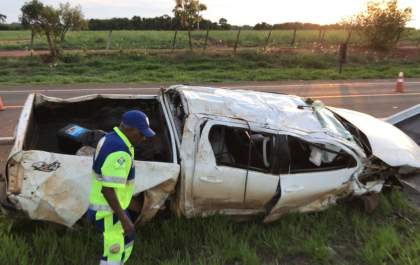 Motorista embriagado fratura fêmur após bater carro de frente com caminhonete