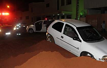 Veículo cai em buraco na avenida. Avó e neta foram socorridas