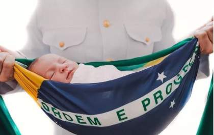 Pai e filho fazem ensaio com a Bandeira do Brasil e encantam internautas<p><br></p>