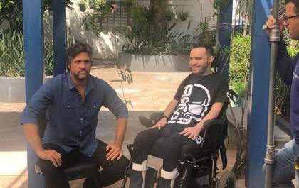 Cantor Leo Chaves grava vídeo no Ritinha Prates