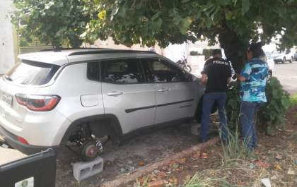 Carro de luxo roubado no Nova Iorque é encontrado sem rodas
