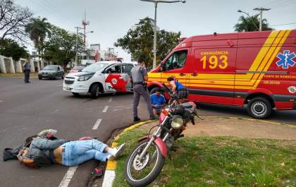 Colisão entre motos deixa dois feridos em cruzamento na Brasília
