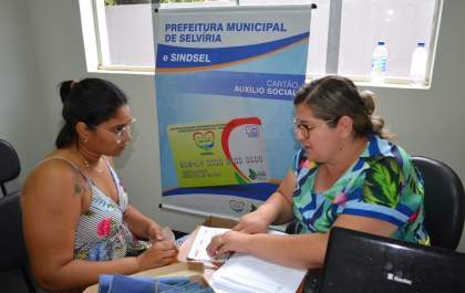 Prefeitura e Câmara de Selvíria entregam cartão social à servidores efetivos do município em parceria com SINDSEL