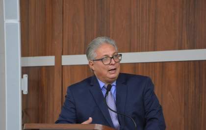 Prefeito confirma lesão aos cofres públicos em resposta sobre o caso das horas extras