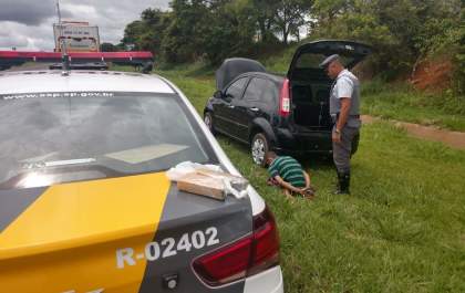 Homem é preso com maconha após carro ter problema mecânico