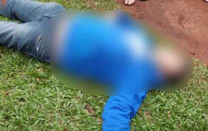 'Justiceiros' executam homem com 25 tiros de pistola e deixam cartaz ao lado do corpo