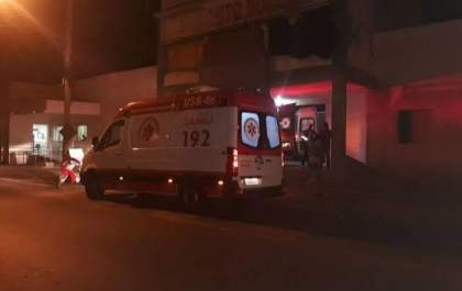 Jovem sofre atentado a tiros em frente de sua casa em Três Lagoas