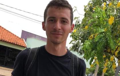Jovem castilhense desempregado vende doces nos semáforos de Três Lagoas