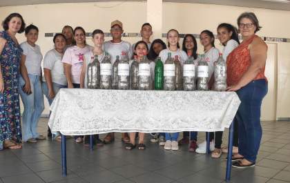 Alunos da Escola Estadual Álvaro Guião doam lacres para a Campanha Eu Ajudo na Lata da Unimed Andradina