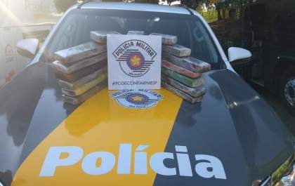 TOR prende auxiliar de salão de beleza com 21 tijolos de maconha