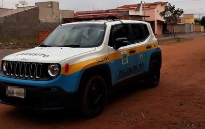 Mulher aciona a polícia após ex-marido pular muro e tentar arrombar porta de casa&nbsp;