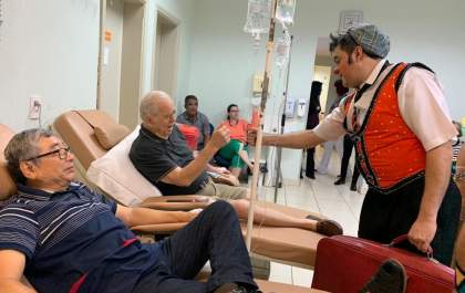 Integrantes do Circo Tihany Spectacular divertem pacientes na Santa Casa