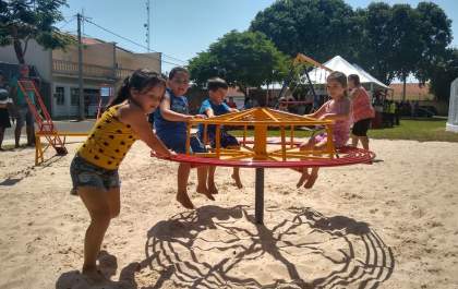 Praça ganha brinquedos e academia