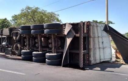 Carreta tomba na SP-294 em Adamantina e vazamento de óleo causa desvio de veículos