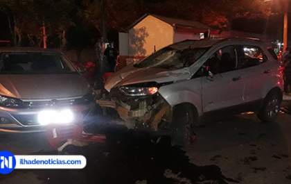 Carro perde controle, invade calçada, derruba poste e bate em trailer e outro veículo