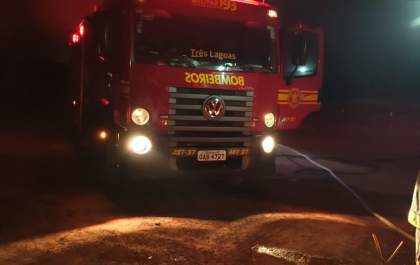 Bombeiros combatem incêndio em barraco no Jardim Primavera