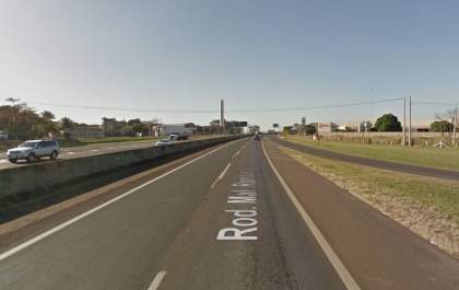 Motorista abandona carro após bater em placa na Rondon