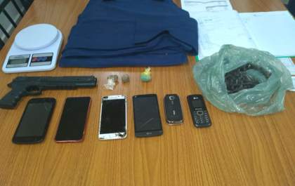 GOE apreende arma de brinquedo, colete e drogas em casa no São José