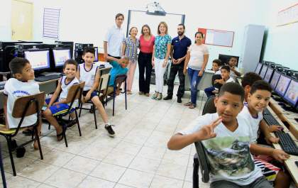 Tamiko entrega novos computadores para todas as escolas de ensino fundamental