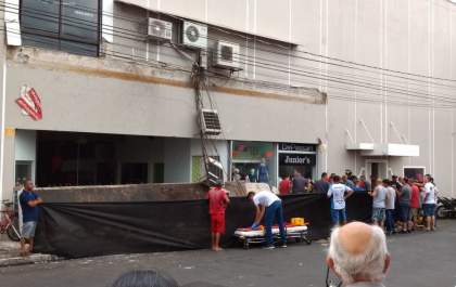 Marquise de shopping desaba e atinge pelo menos três pessoas