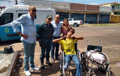 PM doa cadeira de rodas a morador em situação de rua
