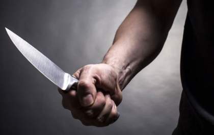 Mãe com bebê no colo é assaltada por dupla armada com faca em TL
