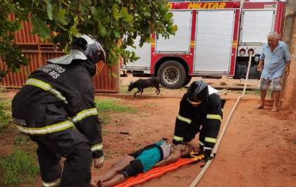 Bombeiros resgatam mulher de incêndio em casa no Interlagos