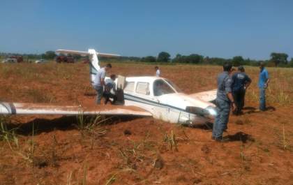 Piloto é socorrido após pouso forçado em canavial