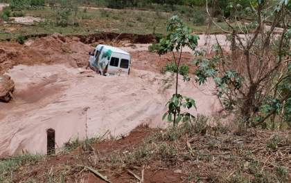 Foto de Van dentro do córrego da onça em Três Lagoas chama atenção&nbsp;