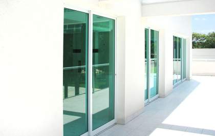 Para construir ou reformar: amplitude e sofisticação com vidro nas acomodações