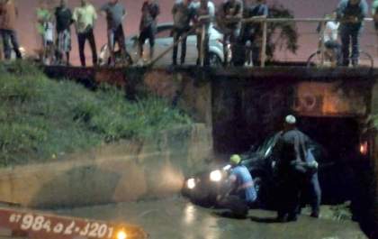 Em Água Clara, forte temporal alaga avenida e arrasta carro para 