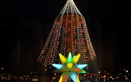 Umas das maiores árvores de Natal do Estado começa a ser decorada na região