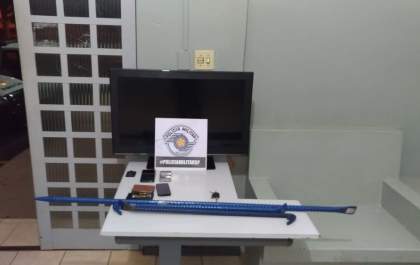 Dupla é presa após arrombar prédio e furtar televisor
