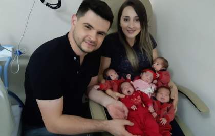 Bebês quíntuplos recebem alta