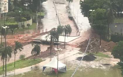 Chuva alaga trecho da avenida João Cernach em Birigui