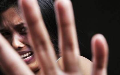 Mulher é ameaçada e agredida pelo marido com filho nos braços na Vila Haro