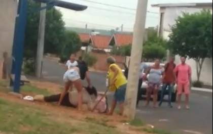 Mulher é espancada em ponto de ônibus